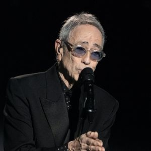 Alain Chamfort se produit sur scène lors de la 40e édition des Victoires de la Musique à La Seine Musicale le 14 février 2025 à Boulogne-Billancourt, France. Photo par David NIVIERE/ABACAPRESS.COM