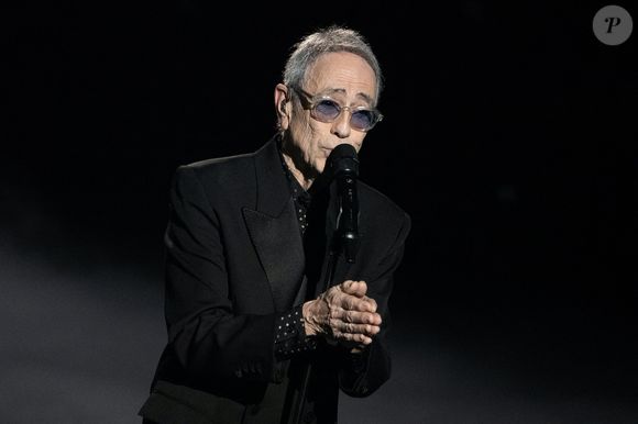 Alain Chamfort se produit sur scène lors de la 40e édition des Victoires de la Musique à La Seine Musicale le 14 février 2025 à Boulogne-Billancourt, France. Photo par David NIVIERE/ABACAPRESS.COM