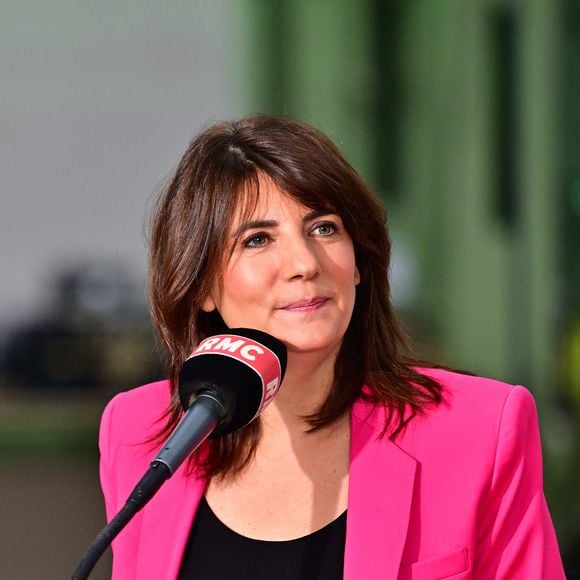 Estelle Denis présente son émission "Estelle Midi" (RMC) depuis le sommet pour l'action sur l'IA au Grand Palais à Paris le 10 février 2025.

© Christian Liewig / Bestimage