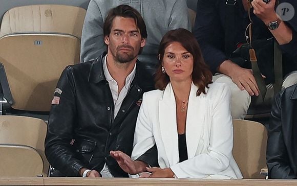 Engagée dans la lutte contre le cancer du sein, Alice Detollenaere, la compagne du célèbre nageur Camille Lacourt, traverse actuellement une période bien difficile. 

Camille Lacourt et sa compagne Alice Detollenaere dans les tribunes lors des Internationaux de France à Roland Garros à Paris, France. Photo by Nasser Berzane/ABACAPRESS.COM