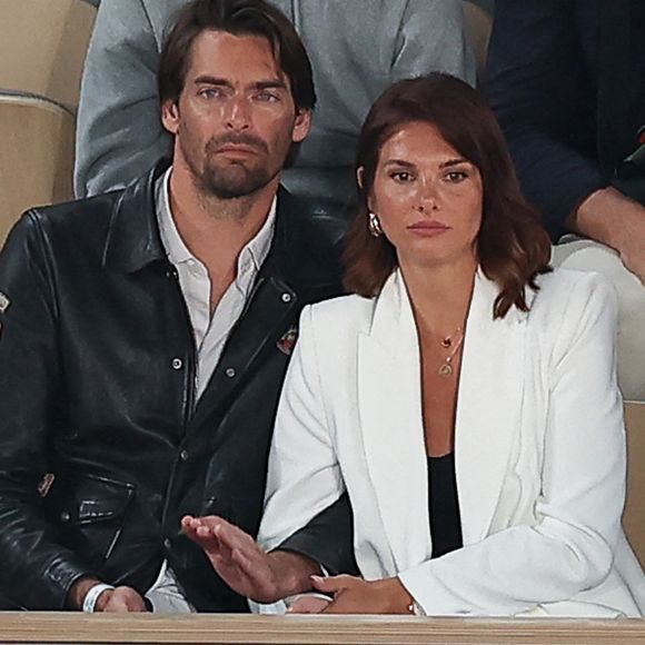 Engagée dans la lutte contre le cancer du sein, Alice Detollenaere, la compagne du célèbre nageur Camille Lacourt, traverse actuellement une période bien difficile. 

Camille Lacourt et sa compagne Alice Detollenaere dans les tribunes lors des Internationaux de France à Roland Garros à Paris, France. Photo by Nasser Berzane/ABACAPRESS.COM