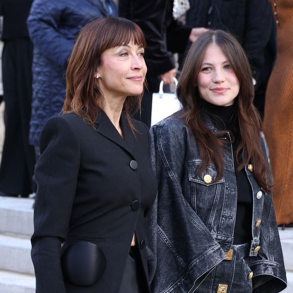 La série se situera au cœur d'une enquête policière dans le milieu du handball féminin. Entre disparitions et secrets de famille, elle promet déjà de tenir le public en haleine.

Sophie Marceau et sa fille Juliette Lemley au défilé Schiaparelli "Collection Haute Couture Printemps/Eté 2026" lors de la Fashion Week de Paris, le 26 janvier 2026

© Denis Guignebourg / Bestimage