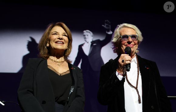 Exclusif - Nicole Calfan et Véronique de Villèle lors de la soirée hommage Ciné-concert symphonique "Alain Delon, le dernier Samouraï" au palais des congrès à Paris le 8 novembre 2024 le jour de son anniversaire. Pour cette soirée, le chef d'orchestre Vahan Mardirossian a dirigé l'orchestre symphonique de Douai.

© Jacovides / Moreau / Bestimage