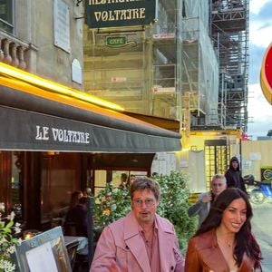 Brad Pitt et sa compagne Ines de Ramon sont allés dîner au restaurant Le Voltaire avant de rentrer au Bvlgari Hôtel, à Paris, France, le 6 juin 2026. © Léa Vieillot/Bestimage
