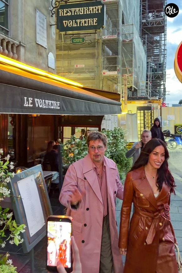 Brad Pitt et sa compagne Ines de Ramon sont allés dîner au restaurant Le Voltaire avant de rentrer au Bvlgari Hôtel, à Paris, France, le 6 juin 2026. © Léa Vieillot/Bestimage