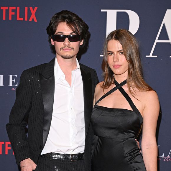 Paula portait une somptueuse robe Oscar de la Renta, conçue par Fernando Garcia.

Dylan Jagger Lee et Paula Bruss. - Première du documentaire consacré à Pamela Anderson, "Pamela, une histoire d'amour" (Netflix) à Hollywood, le 30 janvier 2023.