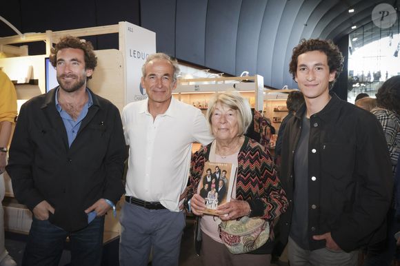 Majo Kretz, Olivier Kretz et ses deux enfants Martin et Raphael Kretz - La Famille Kretz lors du Festival du Livre de Paris  , France, le 12 avril 2024. © Jack Tribeca / Bestimage