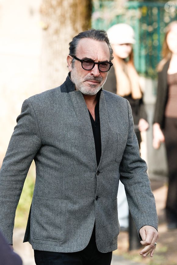 Jean Dujardin - Arrivées aux obsèques de Bruno Salomone en l'église Sainte-Anne de Polangis de Joinville-le-Pont (Val-de-Marne) le 23 mars 2026. © Cyril Moreau Dominique Jacovides / Bestimage
