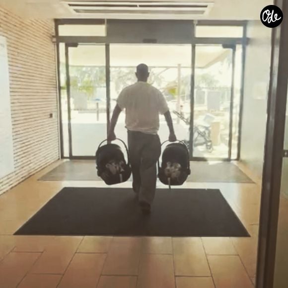 Dans la suite des clichés, nous voyons l’ex de Nabilla quitter l’hôpital avec ses jumeaux, chacun dans une nacelle. 

Sofiane Tadjine prend la pose avec ses jumeaux avant de quitter la néonatalogie - dimanche 9 août 2026 - Instagram