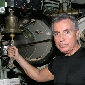 Le chanteur français Bernard Lavilliers et le second Frédéric Dreher photographiés au poste de combat des « oreilles d’or » à bord du sous-marin français « Rubis », ancré dans le port de Toulon, dans le sud de la France, le 30 juin 2004. Photo de Jean-Jacques Datchary/ABACA.
