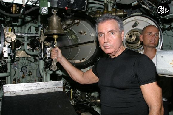 Le chanteur français Bernard Lavilliers et le second Frédéric Dreher photographiés au poste de combat des « oreilles d’or » à bord du sous-marin français « Rubis », ancré dans le port de Toulon, dans le sud de la France, le 30 juin 2004. Photo de Jean-Jacques Datchary/ABACA.