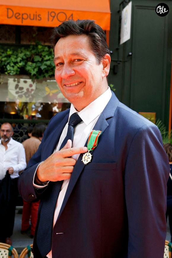 Laurent Gerra reçoit les insignes de Chevalier dans l'ordre du Mérite Agricole des mains de Monsieur Georges Blanc, chef triplement étoilé, au Restaurant Léon de Lyon à Lyon, France. © Pascal Fayolle/Bestimage