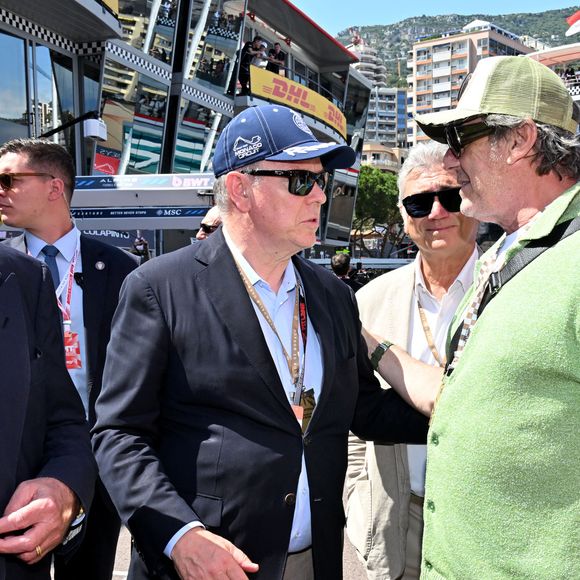 Le prince Albert II de Monaco et Jean-Luc Reichmann dans les paddocks du Formula 1 Louis Vuitton Grand Prix de Monaco 2026, à Monte Carlo, Monaco, le 6 juin 2026. © Bruno Bebert/Bestimage