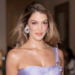 Cannes, France – 14 mai : Iris Mittenaere quitte l'hôtel Martinez après avoir assisté au gala Chopard dans le cadre du 79e Festival de Cannes, le 14 mai 2026 à Cannes, en France. Photo de Marco Piovanotto/ABACAPRESS.COM