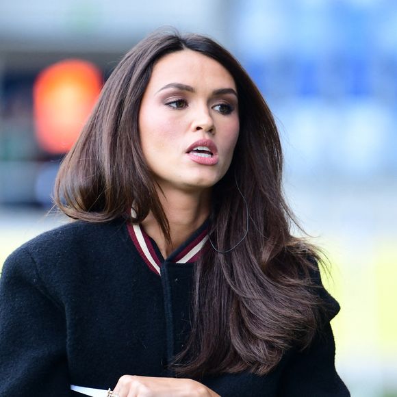 Sur sa publication, elle avoue être totalement "déprimée et dépitée" en découvrant l'apparition de taches un peu partout sur la peau de son visage. 

Diane Leyre - Célébrités lors du match de gala caritatif entre l’équipe de Nico Capone et celle de Redouane Bougheraba au profit des fondations Théodora et Terres d’espoir en faveur des enfants hospitalisés et des personnes en difficulté au stade de la Tuiliere  à Lausanne en Suisse le 6 Septembre 2025. © Romain Doucelin/Bestimage