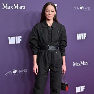 “Je crois que c’est le rythme, l’absence de silences. Il faut toujours dire quelque chose”, ajoute-t-elle

Marion Cotillard au photocall de la soirée Women In Film Annual Gala à l'hôtel Beverly Hilton à Los Angeles le 24 octobre 2024.