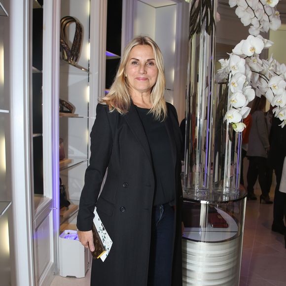 Elle y a grandi telle Cendrillon, entourée de sa famille et de très nombreux animaux.

Exclusif - Sophie Favier à la Boutique Christian Dior - Edition biennale des Vendanges de l'avenue Montaigne et de la rue François 1er à Paris, France, le 14 septembre 2017. La fête la plus couture de la capitale, créée par le Comité Montaigne en 1989, assume ses ambitions. Rencontre exclusive entre les célèbres marques et des grands noms de vins et de champagnes, cette soirée met en lumière l'art de vivre à la française. © Denis Guignebourg/Bestimage