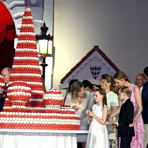 La princesse Caroline de Hanovre, la princesse Charlene, ses enfants, le prince héréditaire Jacques et la princesse Gabriella et Camille Gottlieb - Célébration des 20 ans de règne du prince souverain Albert II de Monaco sur la place du Palais à Monaco, le 19 juillet 2025. © Bruno Bebert/Bestimage