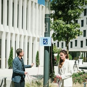 Alors que les enfants Delon étaient invités à l'inauguration du parvis Alain Delon au coeur du Campus Georges Méliès de Cannes, c'est Liv Delon la fille cadette d'Anthony qui est venue en présence du maire de la ville, David Lisnard, à Cannes, France, le 22 mai 2026. Anthony Delon était en post-prod de son film. L'acteur emblématique du cinéma français et mondial, Alain Delon a marqué l'histoire du Festival de Cannes. La municipalité a choisi de lui rendre hommage en dénommant un parvis à son nom au sein du campus Georges Méliès.Au sein de ce pôle universitaire consacré aux métiers de l'écriture et de la création audiovisuelle, le nom d'Alain Delon rejoint ceux de Jean-Paul Belmondo, qui a donné son nom au studio de cinéma, espace central dédié à la pratique et aux tournages, et de Georges Méliès, qui a été choisi pour le campus, tandis qu'une allée desservant la résidence étudiante Nouvelle Vague porte celui de Lino Ventura. À noter, la Mairie de Cannes lui a consacré en 2025 l'exposition " DELON & ELLES ", dont les photographies étaient visibles le long de la rue d'Antibes, artère emblématique de la ville. Dans le cadre de sa politique d'accès à l'art et à la culture, elle a également réalisé une fresque monumentale sur l'avenue Francis Tonner, rendant hommage à l'acteur dans Plein Soleil, film qui l'a propulsé au rang de star internationale et symbole d'élégance. © Sam Delpech/Bestimage