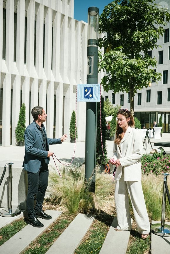 Alors que les enfants Delon étaient invités à l'inauguration du parvis Alain Delon au coeur du Campus Georges Méliès de Cannes, c'est Liv Delon la fille cadette d'Anthony qui est venue en présence du maire de la ville, David Lisnard, à Cannes, France, le 22 mai 2026. Anthony Delon était en post-prod de son film. L'acteur emblématique du cinéma français et mondial, Alain Delon a marqué l'histoire du Festival de Cannes. La municipalité a choisi de lui rendre hommage en dénommant un parvis à son nom au sein du campus Georges Méliès.Au sein de ce pôle universitaire consacré aux métiers de l'écriture et de la création audiovisuelle, le nom d'Alain Delon rejoint ceux de Jean-Paul Belmondo, qui a donné son nom au studio de cinéma, espace central dédié à la pratique et aux tournages, et de Georges Méliès, qui a été choisi pour le campus, tandis qu'une allée desservant la résidence étudiante Nouvelle Vague porte celui de Lino Ventura. À noter, la Mairie de Cannes lui a consacré en 2025 l'exposition " DELON & ELLES ", dont les photographies étaient visibles le long de la rue d'Antibes, artère emblématique de la ville. Dans le cadre de sa politique d'accès à l'art et à la culture, elle a également réalisé une fresque monumentale sur l'avenue Francis Tonner, rendant hommage à l'acteur dans Plein Soleil, film qui l'a propulsé au rang de star internationale et symbole d'élégance. © Sam Delpech/Bestimage