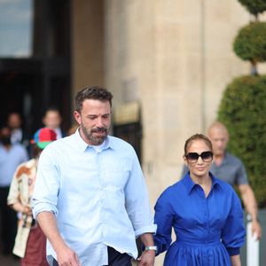 Ben Affleck et son ex-femme femme Jennifer Lopez, main dans la main, quittent l'hôtel de Crillon pendant leur lune de miel à Paris, le 25 juillet 2022. (Agence / Bestimage).