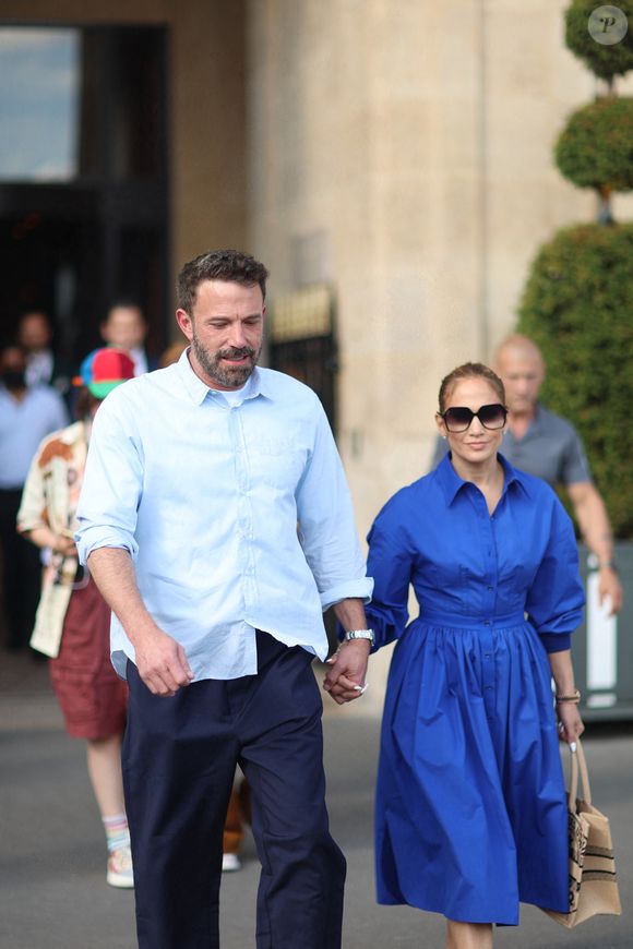 Ben Affleck et son ex-femme femme Jennifer Lopez, main dans la main, quittent l'hôtel de Crillon pendant leur lune de miel à Paris, le 25 juillet 2022. (Agence / Bestimage).