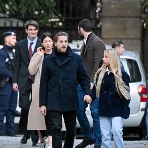 Jean Sarkozy et Giulia Sarkozy - Le clan Sarkozy à la sortie du domicile de Nicolas Sarkozy domicile parisien avant son incarcération à la prison de La Santé à Paris, France, le 21 octobre 2025. Nicolas Sarkozy purgera une peine de cinq ans de prison après avoir été reconnu coupable d'association de malfaiteurs en lien avec un projet de financement de la campagne électorale de 2007 de l'ancien dictateur libyen Mouammar Kadhafi. Nicolas Sarkozy, qui a connu de nombreux ennuis judiciaires depuis sa défaite à la réélection en 2012, sera incarcéré le 21 octobre 2025 pour un projet visant à obtenir des fonds libyens pour sa campagne présidentielle victorieuse de 2007, devenant ainsi le premier ancien dirigeant d'un pays de l'Union européenne à purger une peine de prison. L'ancien dirigeant français a fait appel du verdict et dénoncé une "injustice". © Bestimage