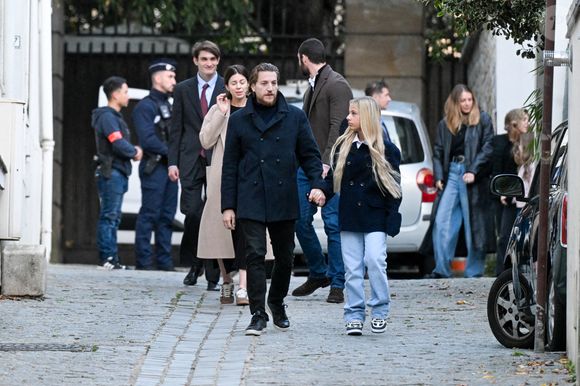 Jean Sarkozy et Giulia Sarkozy - Le clan Sarkozy à la sortie du domicile de Nicolas Sarkozy domicile parisien avant son incarcération à la prison de La Santé à Paris, France, le 21 octobre 2025. Nicolas Sarkozy purgera une peine de cinq ans de prison après avoir été reconnu coupable d'association de malfaiteurs en lien avec un projet de financement de la campagne électorale de 2007 de l'ancien dictateur libyen Mouammar Kadhafi. Nicolas Sarkozy, qui a connu de nombreux ennuis judiciaires depuis sa défaite à la réélection en 2012, sera incarcéré le 21 octobre 2025 pour un projet visant à obtenir des fonds libyens pour sa campagne présidentielle victorieuse de 2007, devenant ainsi le premier ancien dirigeant d'un pays de l'Union européenne à purger une peine de prison. L'ancien dirigeant français a fait appel du verdict et dénoncé une "injustice". © Bestimage