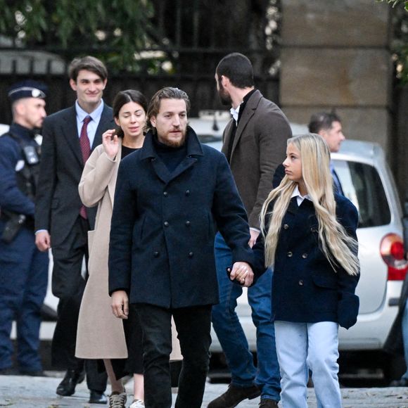 Jean Sarkozy et Giulia Sarkozy - Le clan Sarkozy à la sortie du domicile de Nicolas Sarkozy domicile parisien avant son incarcération à la prison de La Santé à Paris, France, le 21 octobre 2025. Nicolas Sarkozy purgera une peine de cinq ans de prison après avoir été reconnu coupable d'association de malfaiteurs en lien avec un projet de financement de la campagne électorale de 2007 de l'ancien dictateur libyen Mouammar Kadhafi. Nicolas Sarkozy, qui a connu de nombreux ennuis judiciaires depuis sa défaite à la réélection en 2012, sera incarcéré le 21 octobre 2025 pour un projet visant à obtenir des fonds libyens pour sa campagne présidentielle victorieuse de 2007, devenant ainsi le premier ancien dirigeant d'un pays de l'Union européenne à purger une peine de prison. L'ancien dirigeant français a fait appel du verdict et dénoncé une "injustice". © Bestimage