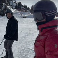 Saint-Valentin à Courchevel pour Laeticia Hallyday et son compagnon Serge Varsano : images du couple qui a un très bon niveau de ski