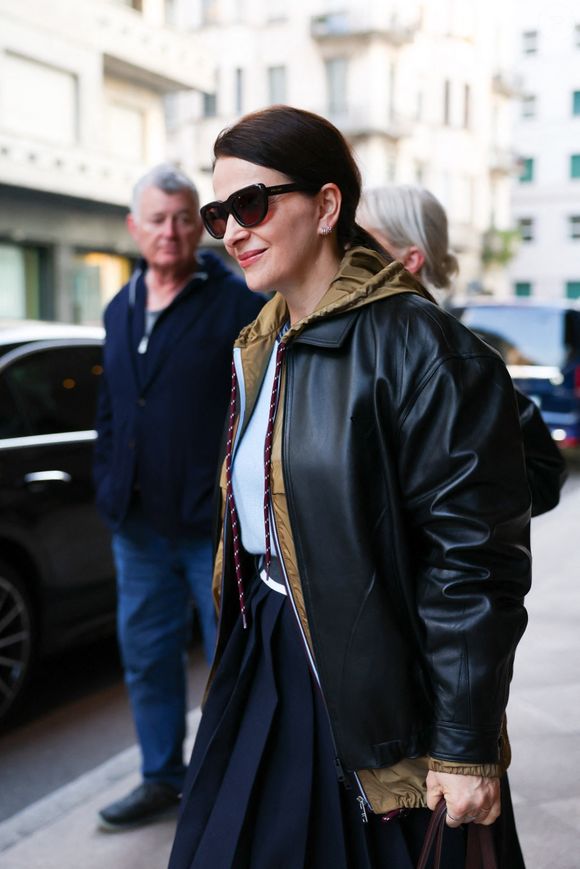 Juliette Binoche était présente à la Berlinade 2026.
Milan, ITALIE Juliette Binoche a fait une apparition élégante à Milan. L'actrice acclamée portait un sac Prada et des lunettes de soleil lors de sa sortie en ville. Backgrid USA / Bestimage