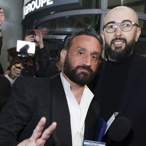 Exclusif - Cyril Hanouna se fait remettre son bagde de collaborateur du Groupe M6 par un des responsables de la sécurité - Les chroniqueurs et les invités quittent la dernière émission "Touche pas à mon poste" (TPMP) en bus pour se rendre devant le siège du groupe M6 à Neuilly-sur-Seine le 27 février 2025. © Jack Tribeca/Bestimage