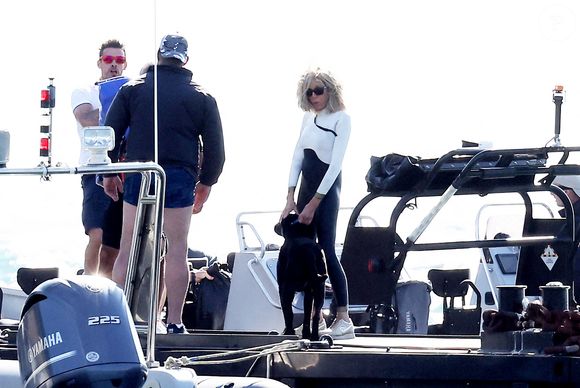 Brigitte Macron profite en solo de son premier jour de vacances au Fort de Brégançon à Bormes-les-Mimosas le 30 juillet 2023. Le président Emmanuel Macron Macron et sa femme Brigitte sont arrivés au Fort de Brégançon samedi soir. Dimanche, Brigitte en sortie seule en combinaison de plongée avec son chien Némo et ses gardes du corps pour faire une ballade en bateau mais, la mer étant trop agitée, la première dame est rentrée plus vite que prévu avant de rejoindre son mari pour dîner.