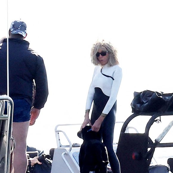 Brigitte Macron profite en solo de son premier jour de vacances au Fort de Brégançon à Bormes-les-Mimosas le 30 juillet 2023. Le président Emmanuel Macron Macron et sa femme Brigitte sont arrivés au Fort de Brégançon samedi soir. Dimanche, Brigitte en sortie seule en combinaison de plongée avec son chien Némo et ses gardes du corps pour faire une ballade en bateau mais, la mer étant trop agitée, la première dame est rentrée plus vite que prévu avant de rejoindre son mari pour dîner.