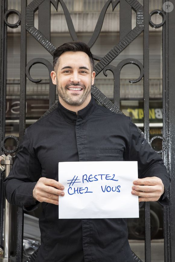 Des années après sa participation à "Top Chef", il prend les commandes d'un nouveau restaurant.

Exclusif - Le chef Valentin Néraudeau partage une recette simple pendant le confinement lors de l'épidémie de coronavirus (COVID-19) à Paris le 3 mai 2020.

© Jack Tribeca / Bestimage