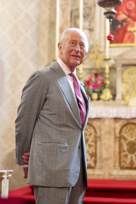 Le roi Charles III lors de sa visite à l'Oratoire de Saint-Philippe-Néri, à Birmingham, à la suite de la canonisation du cardinal John Henry Newman. © PA Photos/ABACA