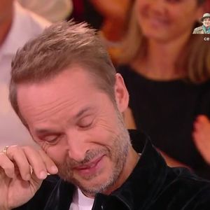 Damien Thévenot fond en larmes dans "Vivement dimanche" le 16 novembre 2025. Capture d'écran/France 3
