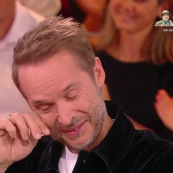Damien Thévenot fond en larmes dans "Vivement dimanche" le 16 novembre 2025. Capture d'écran/France 3