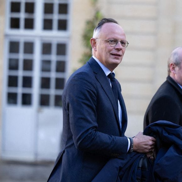 Ainsi, prochainement, l'homme politique devrait retrouver son apparence d'antan.

Le chef du parti de droite français "Horizons" et maire du Havre Édouard Philippe et le président du groupe parlementaire Horizons & Indépendants Laurent Marcangeli arrivent pour assister à une réunion avec le Premier ministre français à Paris, France, le 19 décembre 2024. Photo par Raphael Lafargue/ABACAPRESS.COM