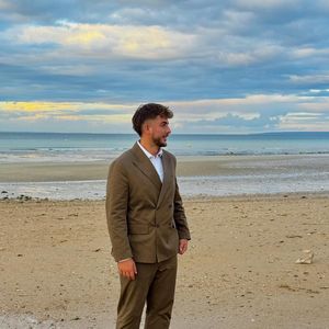 Les tourtereaux n’ont d’ailleurs aucune intention de se cacher, puisque le compte Instagram de Julien Georges est public, et qu’il a lui-même partagé une photo de cet instant. Amandine Petit préfère simplement jouer la carte de la discrétion.


Julien Georges, le fiancé d'Amandine Petit au mariage de sa sœur Pauline. Photos publiées dimanche 14 septembre 2025 © Instagram