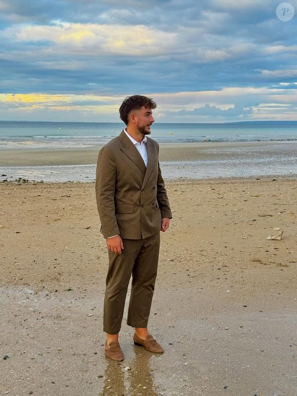 Les tourtereaux n’ont d’ailleurs aucune intention de se cacher, puisque le compte Instagram de Julien Georges est public, et qu’il a lui-même partagé une photo de cet instant. Amandine Petit préfère simplement jouer la carte de la discrétion.


Julien Georges, le fiancé d'Amandine Petit au mariage de sa sœur Pauline. Photos publiées dimanche 14 septembre 2025 © Instagram