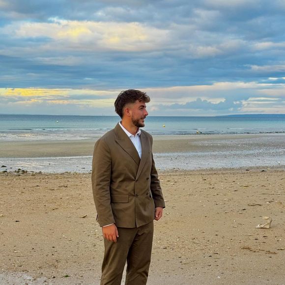 Les tourtereaux n’ont d’ailleurs aucune intention de se cacher, puisque le compte Instagram de Julien Georges est public, et qu’il a lui-même partagé une photo de cet instant. Amandine Petit préfère simplement jouer la carte de la discrétion.


Julien Georges, le fiancé d'Amandine Petit au mariage de sa sœur Pauline. Photos publiées dimanche 14 septembre 2025 © Instagram