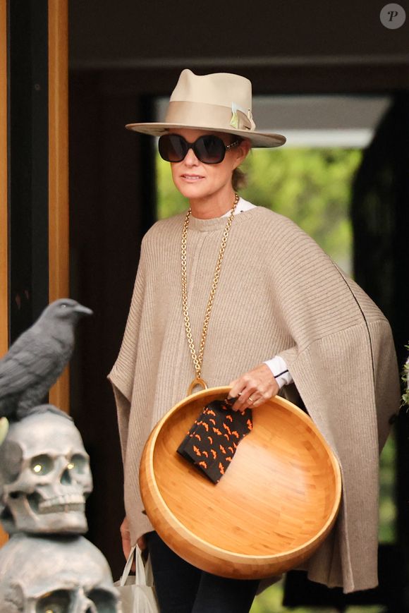 Exclusif - Laeticia Hallyday devant sa maison à Los Angeles en 2022. Bestimage