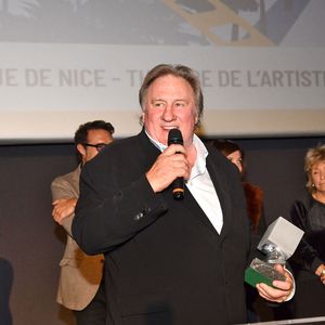 Florian Zeller et Gérard Depardieu, entourés par les membres du Jury, lors de la soirée de clôture de la 3eme édition du Festival Cinéroman à Nice, le 24 octobre 2021. C'est avec la remise des prix et la projection en avant première du film Goliath, réalisé par F.Tellier, que Cinéroman s'est achevé avec en invité surprise, G.Depardieu. 
©Bruno Bebert / Bestimage