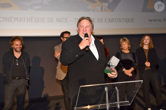 Florian Zeller et Gérard Depardieu, entourés par les membres du Jury, lors de la soirée de clôture de la 3eme édition du Festival Cinéroman à Nice, le 24 octobre 2021. C'est avec la remise des prix et la projection en avant première du film Goliath, réalisé par F.Tellier, que Cinéroman s'est achevé avec en invité surprise, G.Depardieu. 
©Bruno Bebert / Bestimage