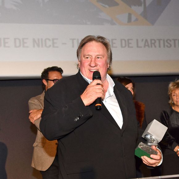 Florian Zeller et Gérard Depardieu, entourés par les membres du Jury, lors de la soirée de clôture de la 3eme édition du Festival Cinéroman à Nice, le 24 octobre 2021. C'est avec la remise des prix et la projection en avant première du film Goliath, réalisé par F.Tellier, que Cinéroman s'est achevé avec en invité surprise, G.Depardieu. 
©Bruno Bebert / Bestimage
