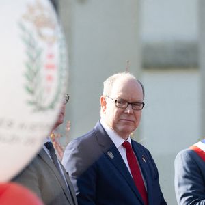 PAS DE TABLOIDS, PAS DE WEB ET DE PRESSE, PAS DE DAILY MAIL, PAS DE GROUPE DAILY MAIL, PAS DE BILD, PAS DE CHI, PAS DE VOICI, PAS DE CLOSER : Le Prince Albert II de Monaco et le Maire de Percy Charly Varin assistent à l'ouverture symbolique du marché, le 10 avril 2025 à Percy, France. Photo by David NIVIERE/ABACAPRESS.COM