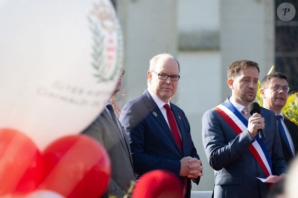 PAS DE TABLOIDS, PAS DE WEB ET DE PRESSE, PAS DE DAILY MAIL, PAS DE GROUPE DAILY MAIL, PAS DE BILD, PAS DE CHI, PAS DE VOICI, PAS DE CLOSER : Le Prince Albert II de Monaco et le Maire de Percy Charly Varin assistent à l'ouverture symbolique du marché, le 10 avril 2025 à Percy, France. Photo by David NIVIERE/ABACAPRESS.COM