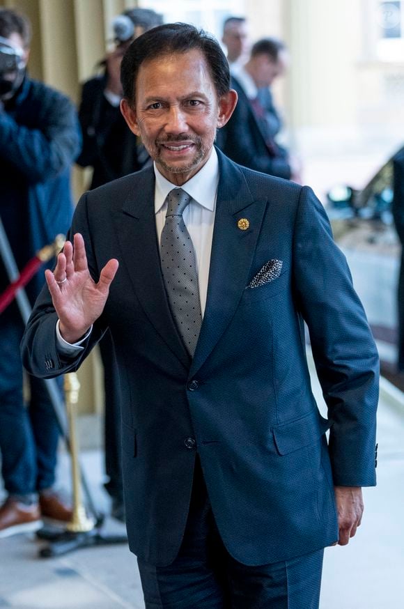 L’introduction progressive de la charia au Brunei, incluant la peine de mort pour l’adultère et l’homosexualité, a provoqué un vaste mouvement de boycott de ses hôtels, soutenu par des célébrités et des groupes internationaux. 

Le sultan de Brunei, Hassanal Bolkiah - Réception organisée par le roi Charles III, pour les invités étrangers assistant à son couronnement au palais de Buckingham à Londres, Royaume Uni, le 5 mai 2023. AGENCE / BESTIMAGE