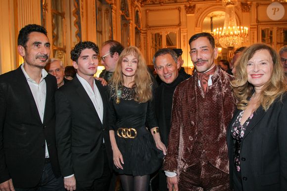Paul Delmas (producteur d'Arielle Dombasle), Arielle Dombasle, Marc-Olivier Fogiel, Steevy Boulay, Steevy Boulay - Arielle Dombasle est élevée au rang d'Officière de l'ordre des Arts et Lettres au Ministère de la Culture à Paris le 08 Décembre 2025.

© Philippe Baldini / Bestimage
